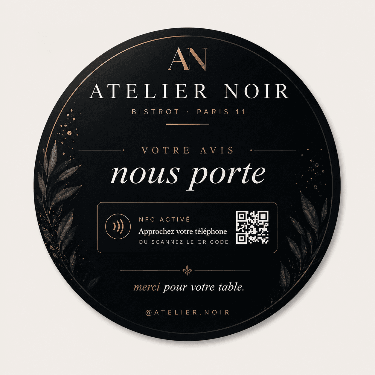 Plaquette Atelier Noir — bistrot parisien, invitation à laisser un avis